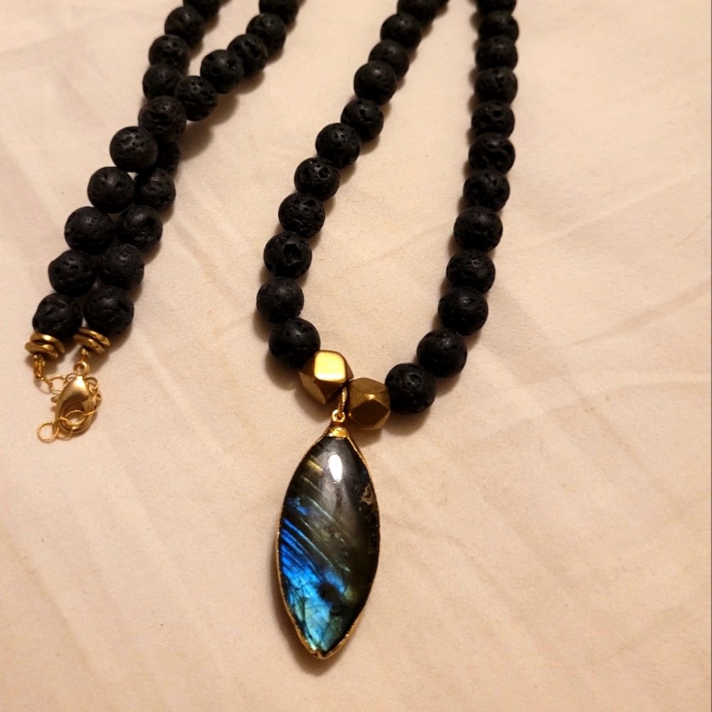 Shalla Wista long necklace